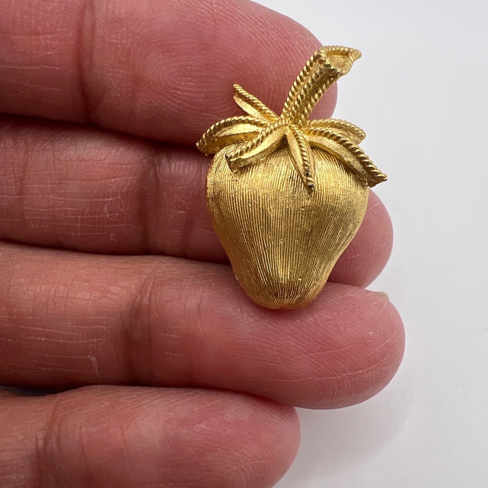 Vintage Trifari Gold Tone Strawberry Brooch Textured Figural Fruit Pin Logo - Picture 5 of 5